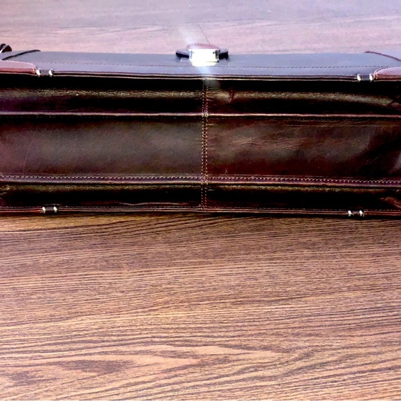 Mancini briefcase 18″ x 6″ x 13″ ( L x D x H )
4.2 lbs / 1.9 kgs NEW w/ out tags - Picture 5 of 9